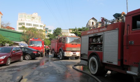 Nhiều xe cứu hỏa được điều động đến hiện trường.