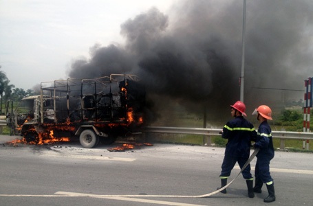 Chiếc xe tải bị ngọn lửa thiêu rụi.