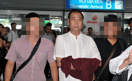Dẫn giải Giám đốc công ty Bảo Long về Hà Nội - 1 Ông Nguyễn Hữu Khai được dẫn giải về Hà Nội.