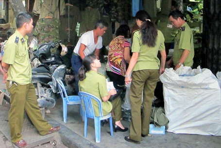 Nhiều cửa hàng bị kiểm tra.