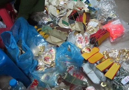 Quân trang, quân dụng bị buôn bán trái phép.