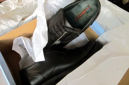 Quân trang, quân dụng bị buôn bán trái phép.