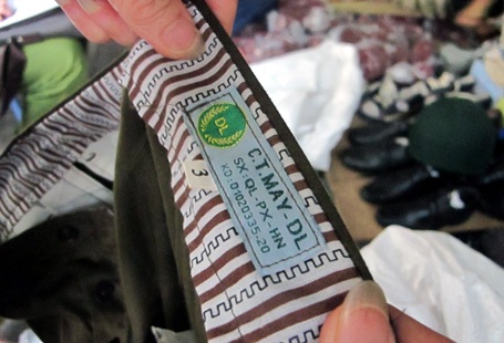 Quân trang, quân dụng bị buôn bán trái phép.