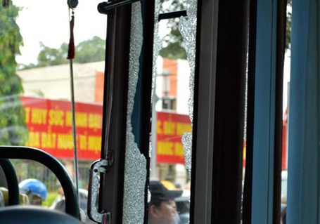 Các đối tượng đập cửa kính xe buýt xông vào hành hung tài xế Dung và nhân viên bán vé