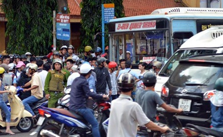 Lực lượng cảnh sát đến can thiệp, giữ trật tự giao thông sau khi vụ hành hung xảy ra