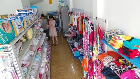Hà Nội: Phối hợp trộm quần áo trong cửa hàng đồ sơ sinh - 1 Cửa hàng nơi xảy ra vụ trộm táo tợn.