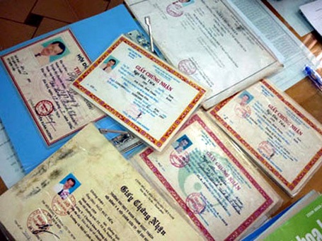 20 năm trốn truy nã dưới vỏ bọc Hội trưởng Hội Đông y - 2 Cùng nhiều giấy chứng nhận qua các lớp bồi dưỡng lương y.