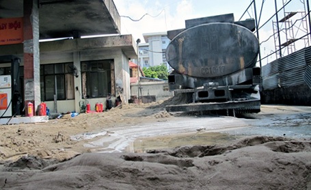 “Chưa có trận chiến với “giặc lửa” xăng dầu nào lớn đến vậy” - 2 Lực lượng chức năng khắc phục vụ hỏa hoạn tại cây xăng số 2B Trần Hưng Đạo.