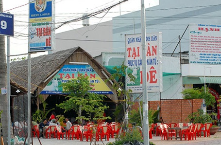 Cần Thơ có nhiều con đường “lạ” - 1 Quán nhậu Tại bàn dê (Dê tại bàn) trên đường Võ Văn Kiệt.