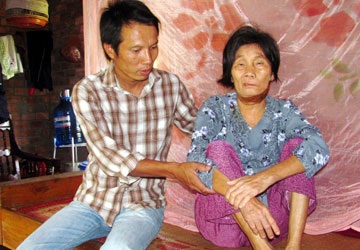 Anh Nguyễn Văn Kiên bên mẹ già trước phiên sơ thẩm lần ba.