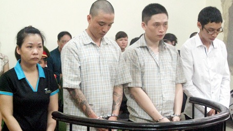 “Chế” thẻ tín dụng giả để mua hàng - 1 Đinh Văn Long (thứ hai, từ trái sang) cùng đồng phạm tại tòa