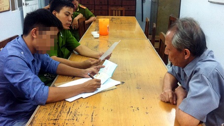 Đối tượng Vũ Ngọc Doanh (phải) tại cơ quan công an