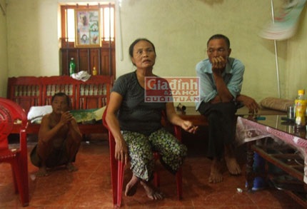 Bà Nguyễn Thị Minh buồn bã khi kể lại cuộc hôn nhân của con trai mình.