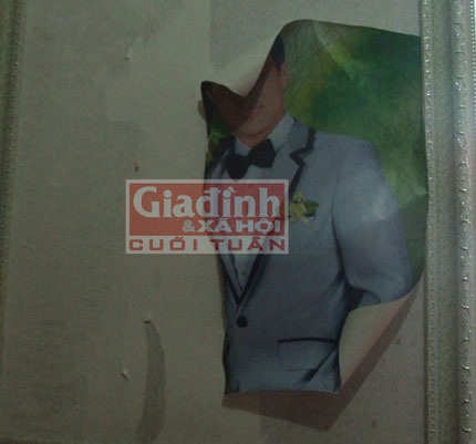 Ảnh cưới đã bị xé ra làm đôi sau khi cô dâu bỏ trốn.