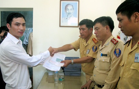 CSGT kịp thời trao trả hồ sơ cho thí sinh đánh rơi