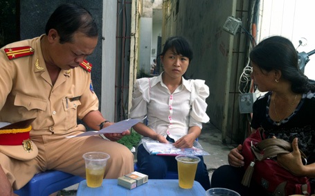 Hà Nội: CSGT tìm lại giấy tờ cho thí sinh để quên trên taxi - 1 Hai mẹ con chị Hương nóng lòng đợi nhận lại hồ sơ thi đại học.