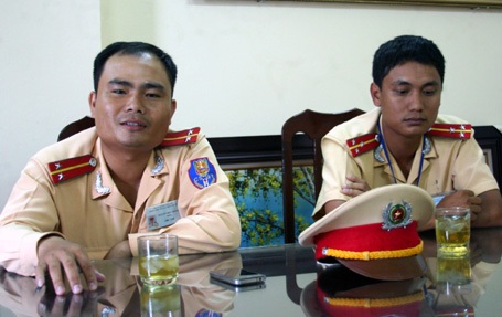 Hà Nội: CSGT tìm lại giấy tờ cho thí sinh để quên trên taxi - 2 Hai CSGT tốt bụng Trung úy Nguyễn Duy Khánh và Thượng úy Trần Văn Công