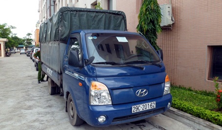 Hà Nội: Xe tải vận chuyển 1.500 lít dầu thải trái phép - 1 Chiếc xe tải chở dầu thải bị phát hiện.