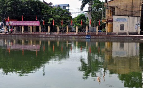 Dù có biển cấm tắm, nhiều thanh niên vẫn vô tư tắm ở đây mỗi chiều.