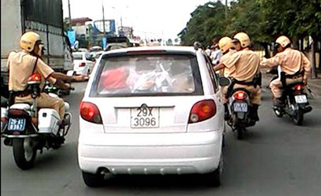 Không khuyến khích Cảnh sát giao thông truy đuổi xe “điên” - 1 Hàng chục CSGT truy đuổi tài xế xe điên.