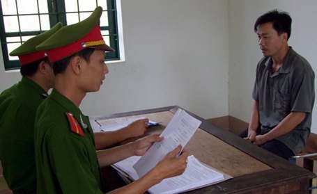 Bị ngăn cản yêu, kẻ "điên tình" nổ súng giết người - 1 Đối tượng Lò Văn Hiền tại Cơ quan CSĐT Công an huyện Đak G’long.