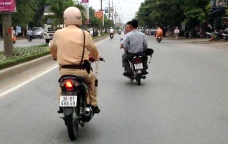 Hình ảnh CSGT Thanh Hóa rượt đuổi trước khi bắn 2 người bị thương - 1 Hình ảnh CSGT Thanh Hóa rượt đuổi trước khi bắn 2 người bị thương