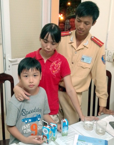 Cháu bé bị lạc được gia đình đón về.