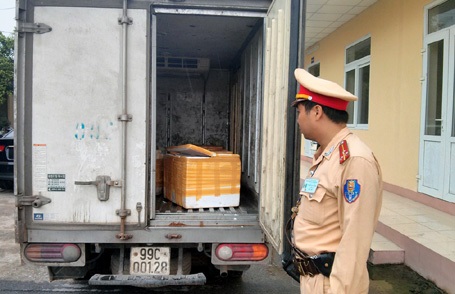 Chiếc xe tải chở lòng bẩn bị phát hiện.