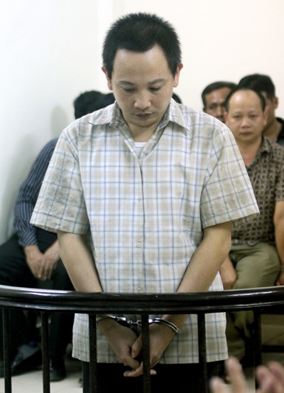 Hà Nội: Tử hình kẻ ném vợ từ cầu Thăng Long xuống sông Hồng - 1 Bị cáo Lâm trước vành móng ngựa.