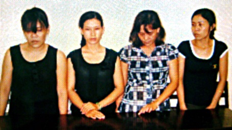 Hà Nội: 4 “nữ quái” đóng giả nhà sư đi lừa đảo - 1 4 nữ quái bị tạm giữ.
