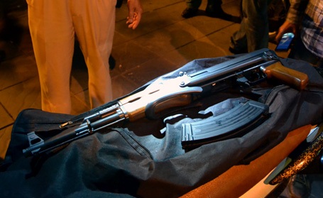 Hà Nội: Đặt mua súng đồ chơi như súng AK thật qua mạng internet - 2 Khẩu súng đồ chơi giống súng AK.