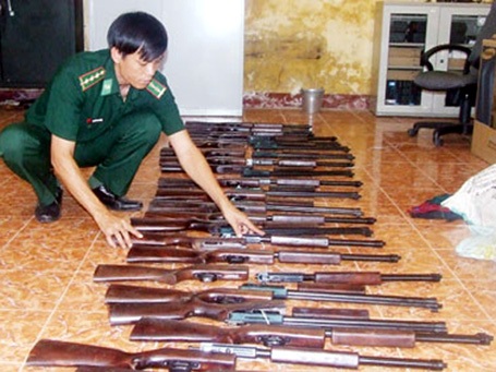 Phá đường dây mua bán súng hơi của thủy thủ - 1 23 khẩu súng hơi bị Bộ đội Biên phòng tỉnh thu giữ trong vụ án.