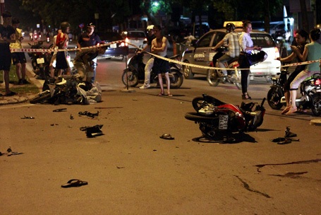 Hà Nội: Hai xe máy “đấu đầu” lúc nửa đêm, 3 người nguy kịch - 1 Hiện trường vụ tai nạn.