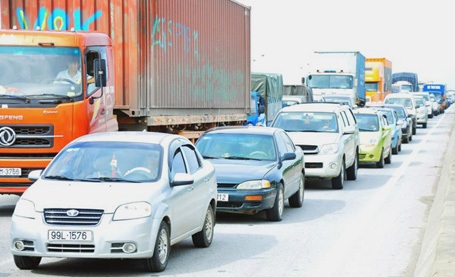 Hà Nội: Xế hộp “cắn” đuôi nhau trên cầu Thanh Trì, ùn tắc kéo dài - 2 Ùn tắc kéo dài tại đường dẫn lên cầu.