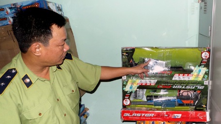 Hà Nội: Thu giữ hàng trăm khẩu súng đồ chơi nguy hiểm - 2 Toàn bộ số hàng này do nước ngoài sản xuất, không có hóa đơn chứng từ theo quy định.