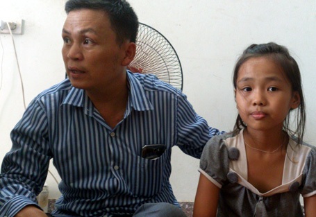 Hà Nội: Nhà thiết kế thời trang giải cứu 2 cháu bé bị bắt cóc - 2 Cháu Hòa bên ân nhân của mình.
