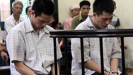 Tạ Văn Hùng (bên phải) cùng đồng phạm bị toà trả hồ sơ để điều tra bổ sung