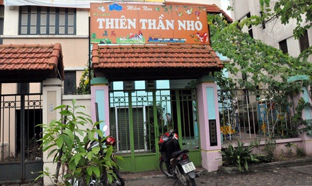 Nỗi đau phía sau vụ bé 12 tháng tuổi tử vong tại nhà trẻ - 2 Anh Bách thẫn thờ trước di ảnh con.