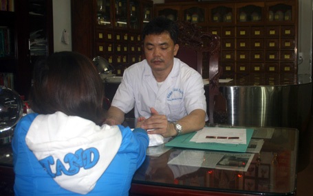 Mỗi năm, lương y Hùng trược tiếp lấy thuốc cho hàng ngàn người.