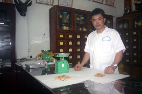 Lương y Phạm Trọng Hùng dùng ngôi nhà nhỏ của gia đình làm nơi bốc thuốc chữa bệnh.