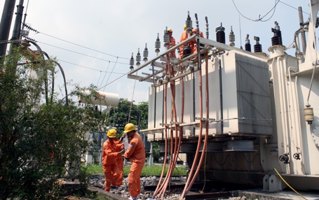 Hà Nội: Nổ trạm biến áp, mất điện trên diện rộng - 2 Các công nhân ngành điện khắc phục sự cố.