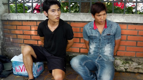 Hà Nội: Đầu bếp giắt súng đi chơi - 1 Hai đối tượng Đoàn và Kiên.