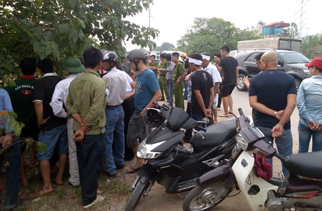 Hà Nội: Phát hiện xác nam thanh niên gần nghĩa trang Văn Điển - 1 Nhiều người dân hiếu kỳ tụ tập quanh hiện trường vụ việc.