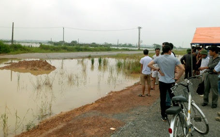 Hà Nội: Hai cháu bé chết đuối thương tâm tại hố công trình - 1 Hố nước nơi phát hiện xác hai cháu bé.