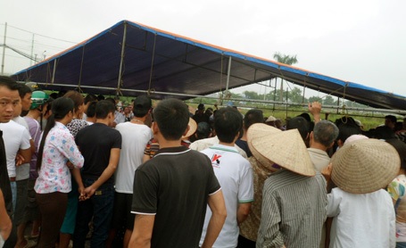 Hà Nội: Hai cháu bé chết đuối thương tâm tại hố công trình - 2 Rất đông người dân tập trung quanh khu vực phát hiện xác 2 cháu bé.