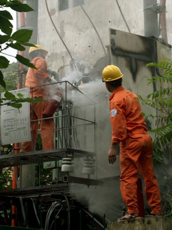 Hà Nội: Hoảng loạn vì cháy trạm biến áp sát cây xăng - 2 Các công nhân điện lực nhanh chóng khắc phục sự cố.