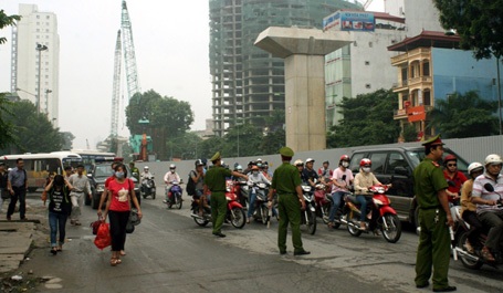 Hà Nội: Hoảng loạn vì cháy trạm biến áp sát cây xăng - 3 Giao thông bị ùn tắc cục bộ.