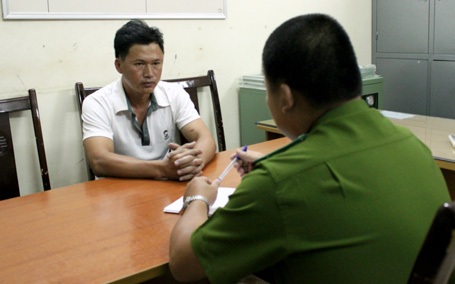 Hà Nội: Bị truy sát sau tiệc sinh nhật, một người nguy kịch - 1 Điều tra viên lấy lời khai của Phạm Văn Lợi.