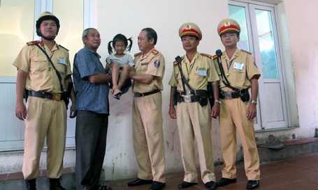 Hà Nội: CSGT giúp cháu bé 3 tuổi bị lạc tìm lại gia đình - 2 Ông nội cháu bé vui mừng nhận lại cháu từ các chiến sỹ CSGT.