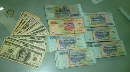 Bị nghỉ việc, kiều nữ rủ “phi công trẻ” phá két sắt công ty - 2 Số tiền tang vật cơ quan công an thu giữ.
